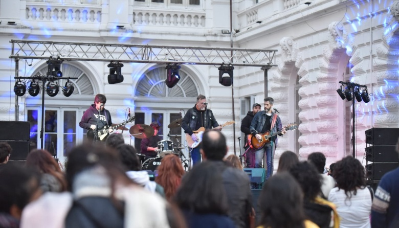 Nuevas bandas locales conquistan al público en el playón municipal este sábado