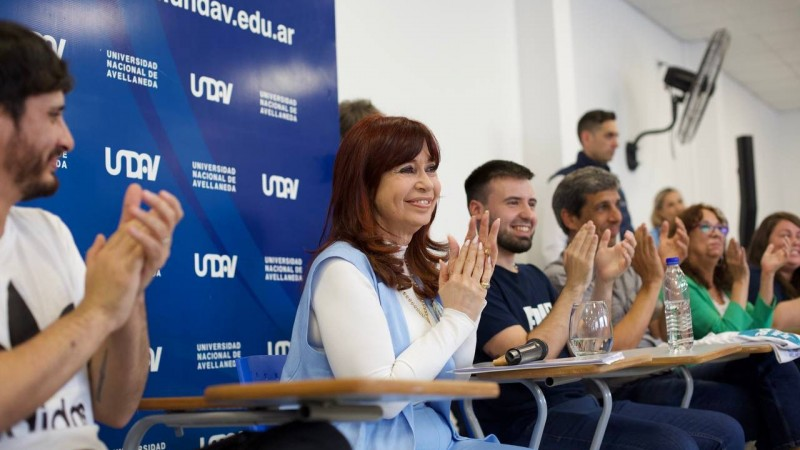 Cristina Kirchner visitó la Universidad de Avellaneda en apoyo al paro que lideran los estudiantes