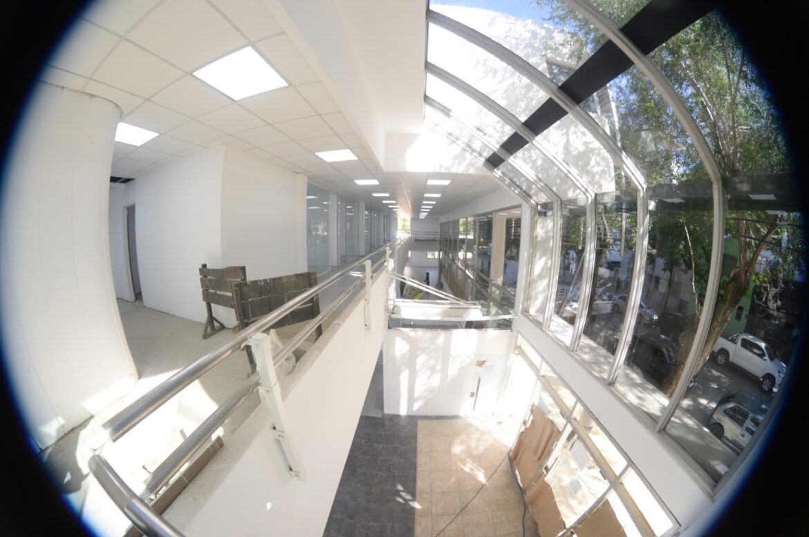 Tres plantas, videovigilancia y sala de emergencias: cómo avanza la construcción del nuevo COM en La Plata
