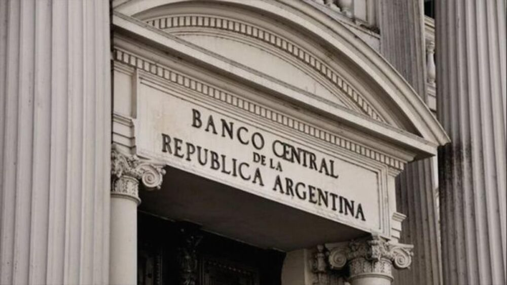 El Banco Central bajó la tasa de política monetaria al 32%