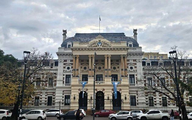 El Gobierno oficializó el llamado a paritarias. La última suba fue del 8% en dos tramos: 4% en octubre y una cifra igual en noviembre.