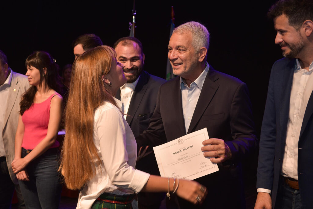 Alak encabezó la entrega de distinciones a estudiantes destacados de La Plata