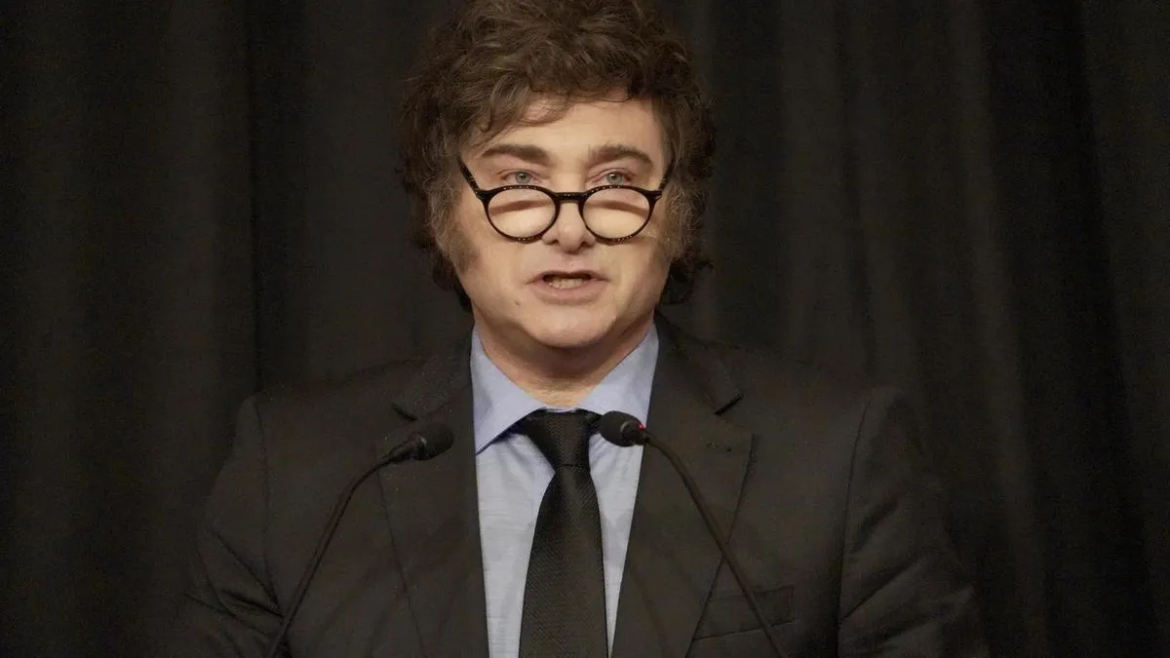 Milei firmó el proyecto de Ficha Limpia antes de viajar a EEUU