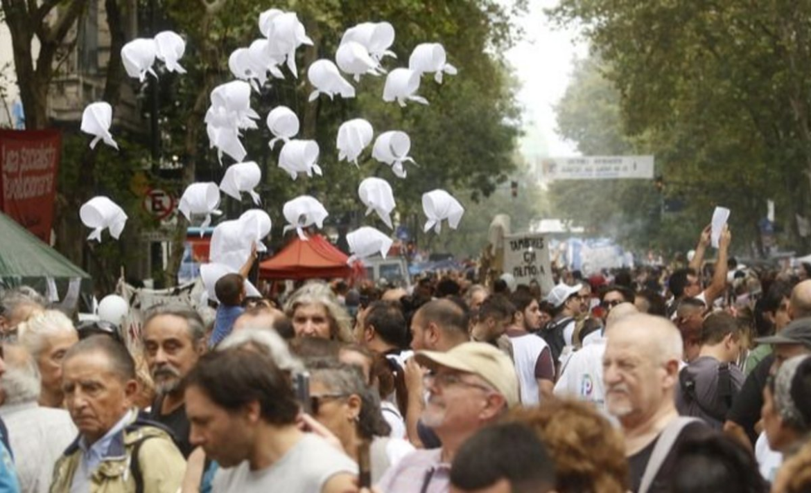 Con críticas al Gobierno, así fue la multitudinaria marcha por el día de la memoria