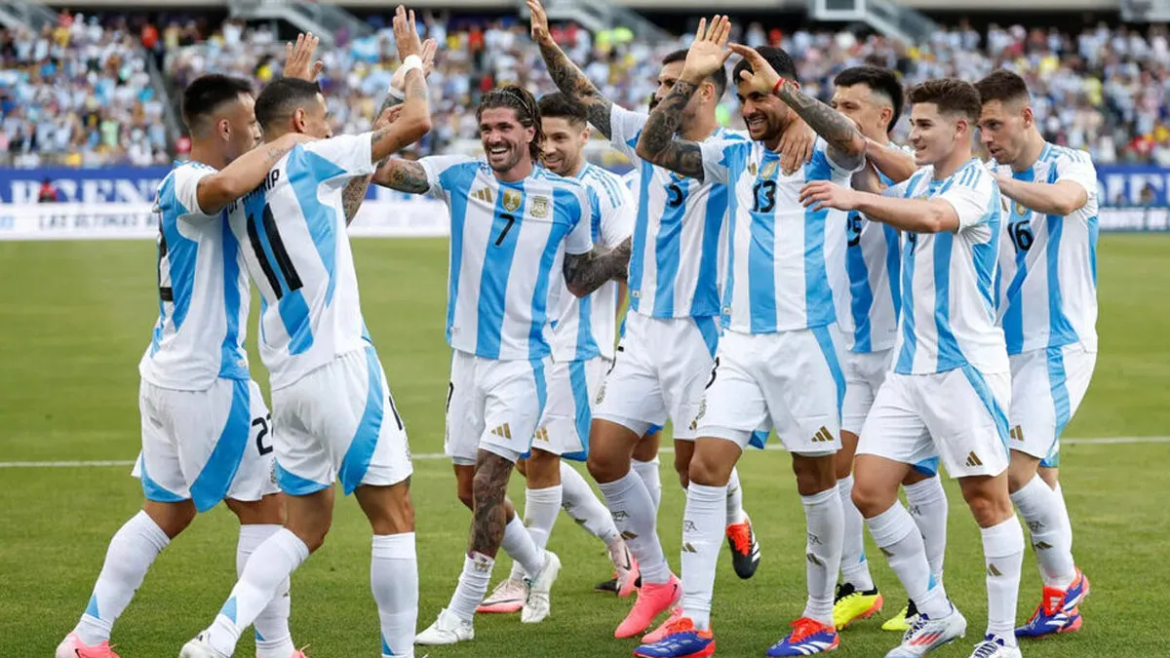 Argentina va por la clasificación en el clásico ante Brasil