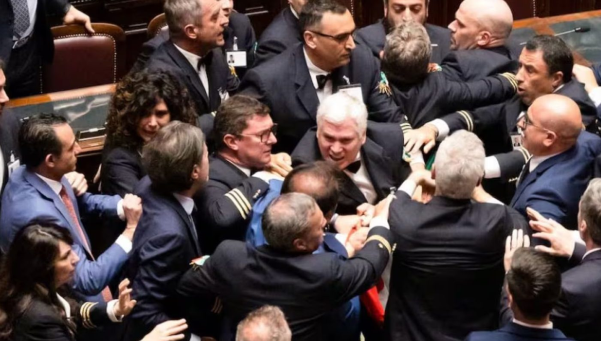 Diputados: agua va, piña viene, crónica de la pelea que armó La Libertad Avanza para levantar la sesión