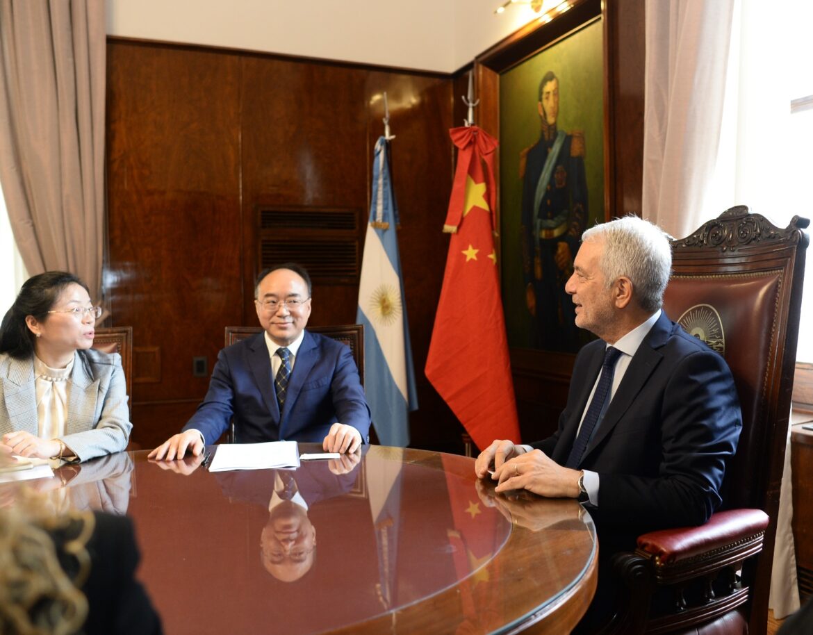 Alak encabezó un encuentro con autoridades de Shanghai para fortalecer el desarrollo productivo y comercial