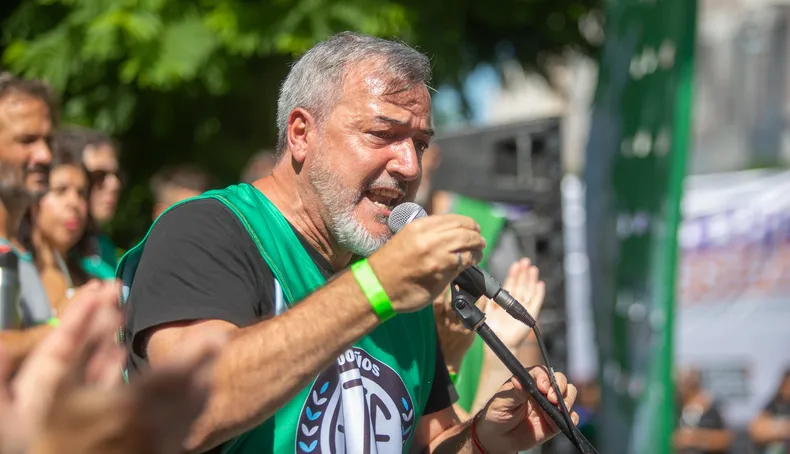 Estatales montan vigilias en dependencias públicas y temen 50 mil despidos más