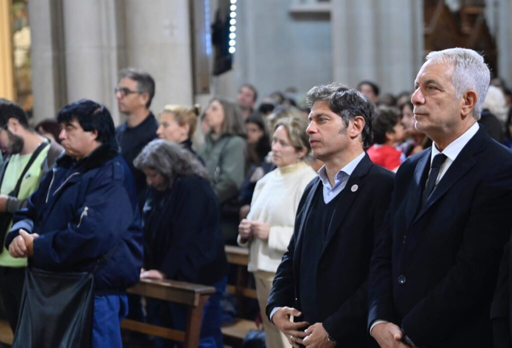 Junto a Kicillof, Alak participó de la misa por el eterno descanso del papa Francisco: “La ciudad está conmovida”
