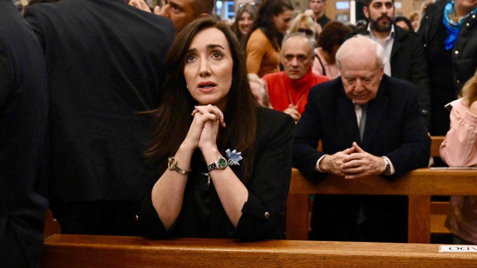 Abuchearon a Victoria Villarruel a la salida de la misa por Francisco