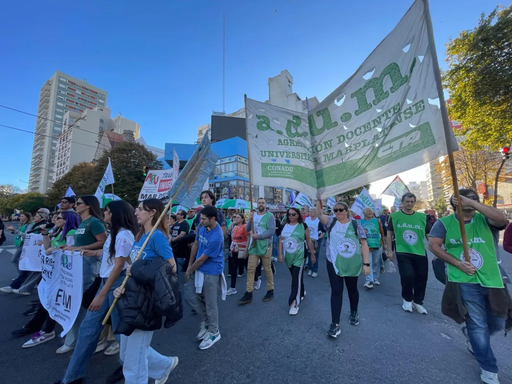 Jubilados y universitarios marchan juntos al Congreso contra el ajuste de Milei