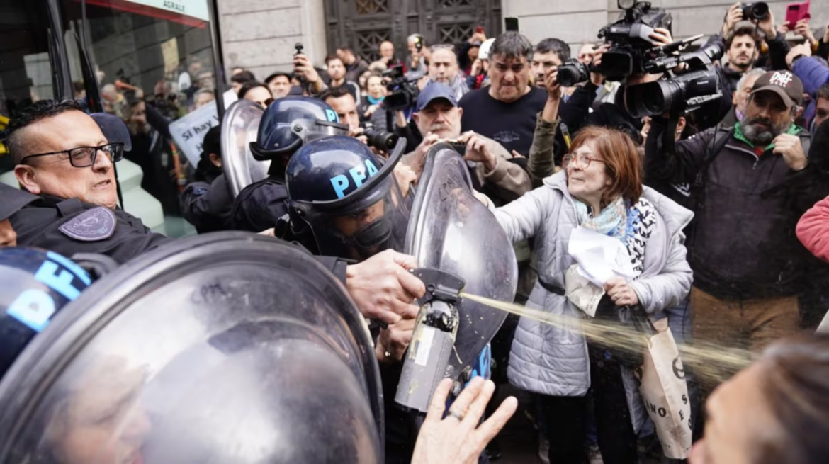 Bullrich mandó a reprimir otra vez a los jubilados y la Policía dejó 5 heridos