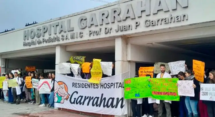 Fuerte cruce entre el Gobierno y médicos del Garrahan en medio de un paro por reclamos salariales