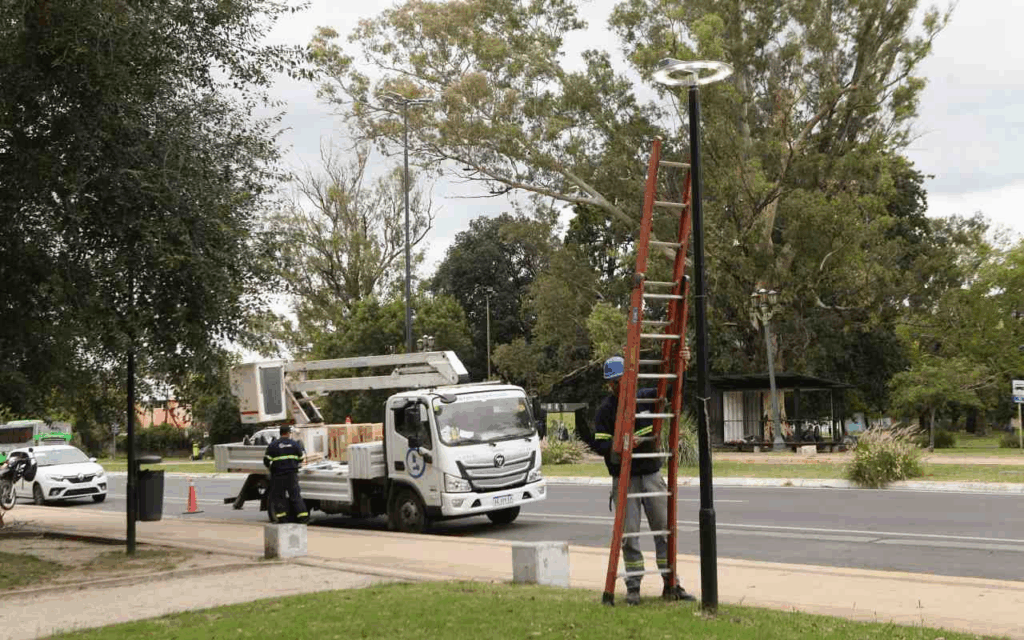 Amplían el alumbrado con nuevas instalaciones LED en Villa Elisa, Villa Elvira y City Bell