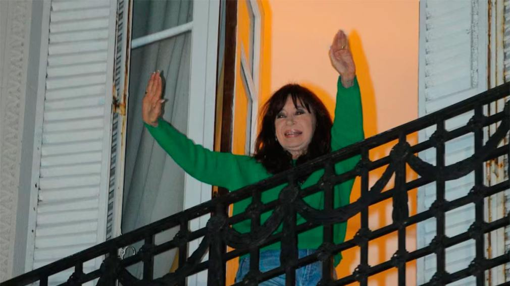 Ya con tobillera, Cristina Kirchner volvió a salir al balcón para saludar a su militancia