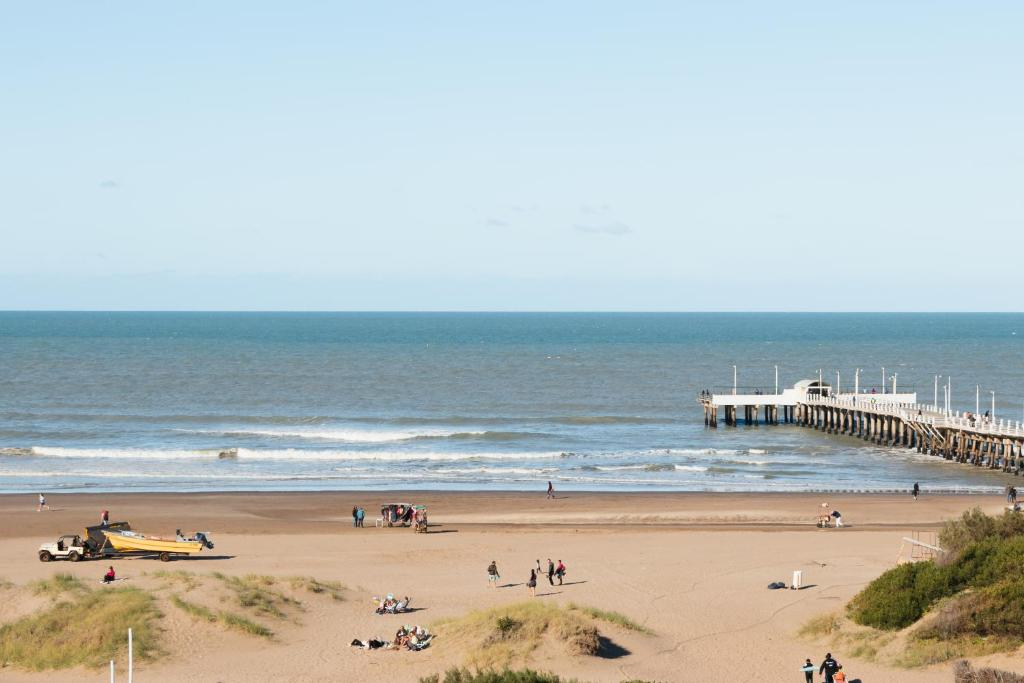 Pitbull atacó a un turista que caminaba por la playa de La Costa: «Los perros se adueñan de las calles», lanzó un vecino