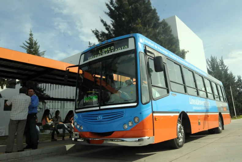 La Plata: Por obras de asfalto en el centro de la ciudad, trasladan la parada del micro universitario