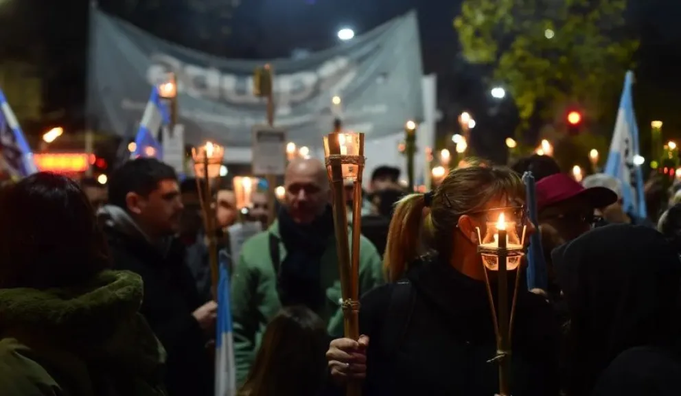 Marcha de antorchas, paro y manifestaciones contra el ajuste al presupuesto universitario