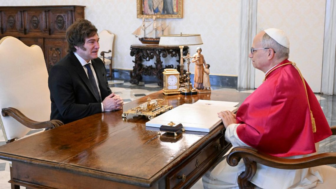 Milei se reunió con León XIV en el Vaticano y el Papa le confirmó que visitará la Argentina