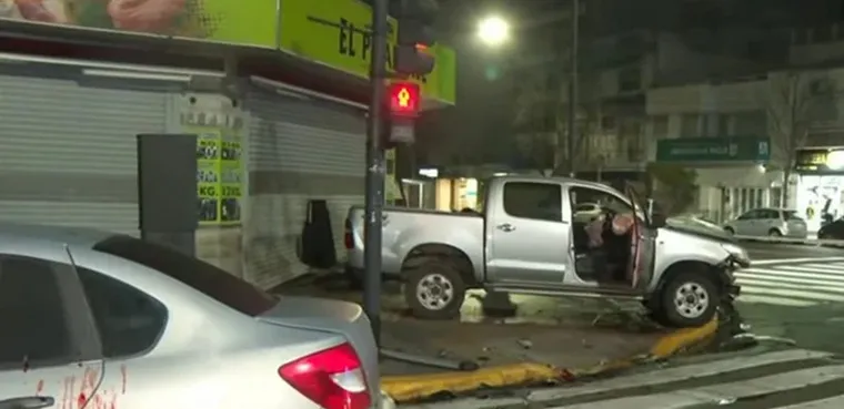 Flores: conductor alcoholizado provocó un fuerte choque múltiple durante la madrugada