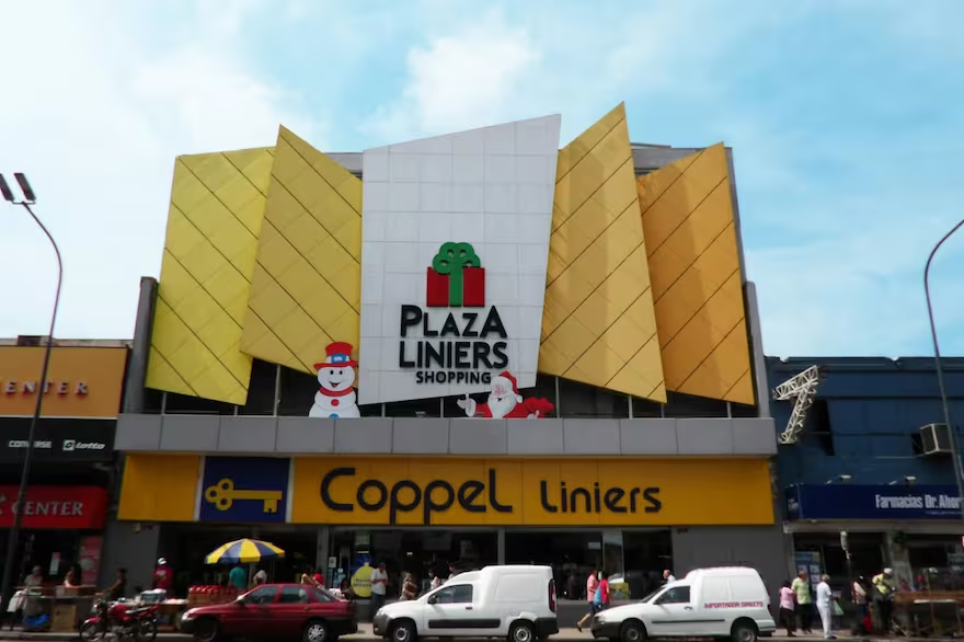 Tragedia en un shopping de Liniers: un hombre de 82 años murió tras descompensarse en el patio de comidas