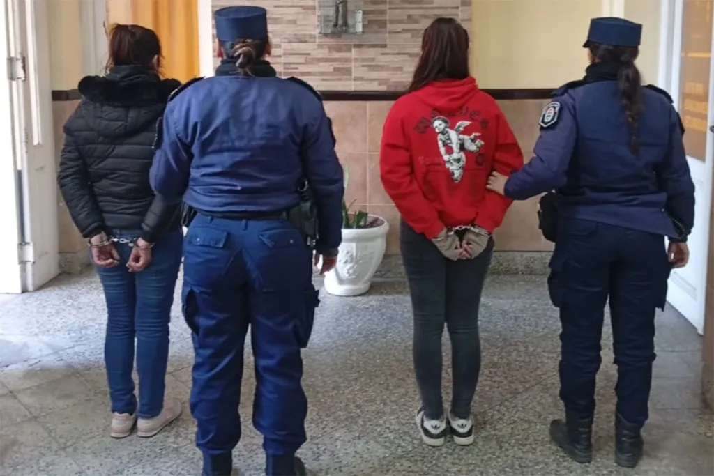 Detienen a dos mujeres que atacaron a golpes a una alumna de 13 años en una escuela