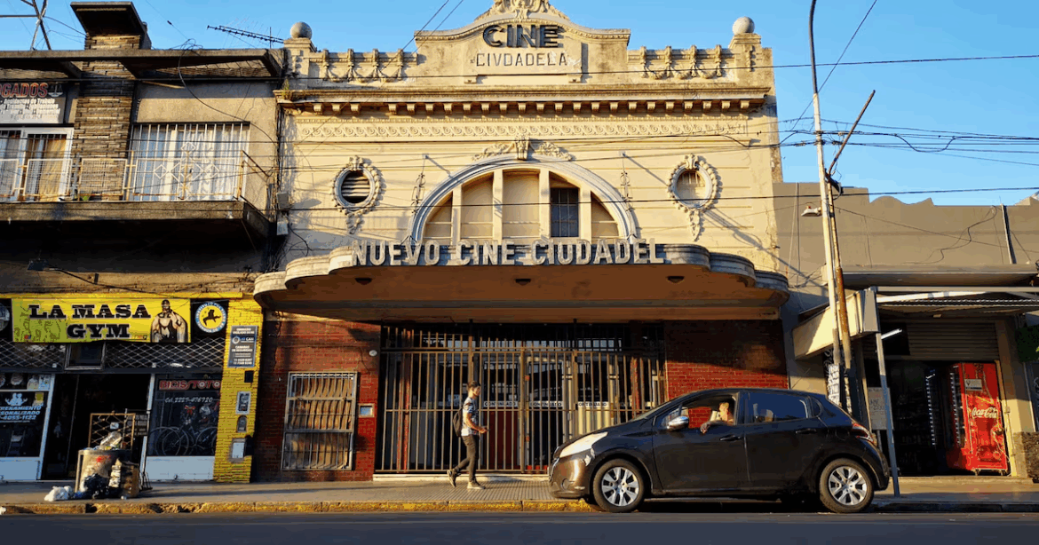 Allanaron un histórico cine porno en Ciudadela, descubrieron víctimas de explotación y los detalles son fuertes