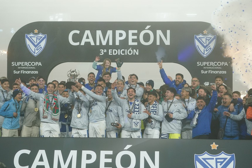 Vélez le ganó a Estudiantes bajo la niebla y se quedó con la Supercopa Internacional