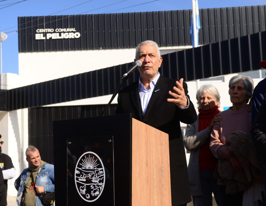 La Plata: Alak inauguró la nueva delegación de El Peligro, participó del desfile patrio y presentó una obra clave para la zona