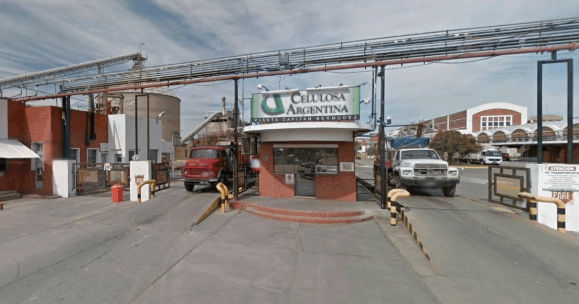 Vigiladores reclaman el pago del aguinaldo frente a Celulosa