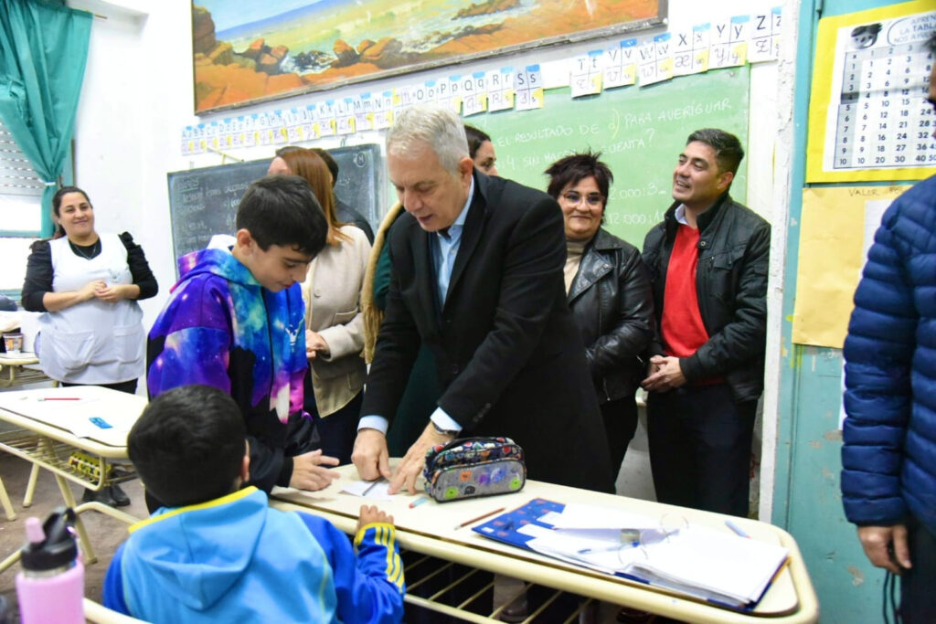 La Plata: Refuerzan el equipamiento de una escuela centenaria y proyectan nuevas mejoras edilicias