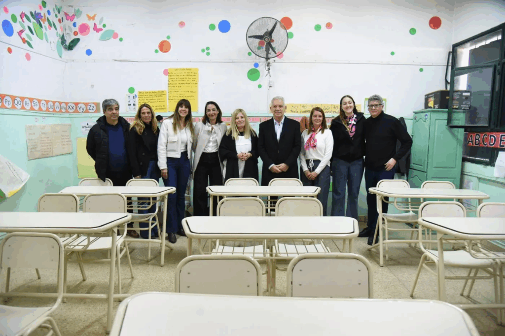 Alak entregó equipamiento escolar en dos primarias de La Plata