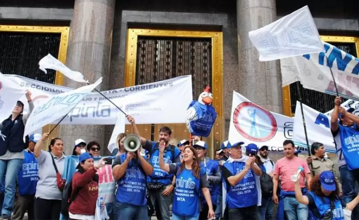 El Gobierno avanzó con la desafectación de más de 300 empleados del INTA, INASE e INV