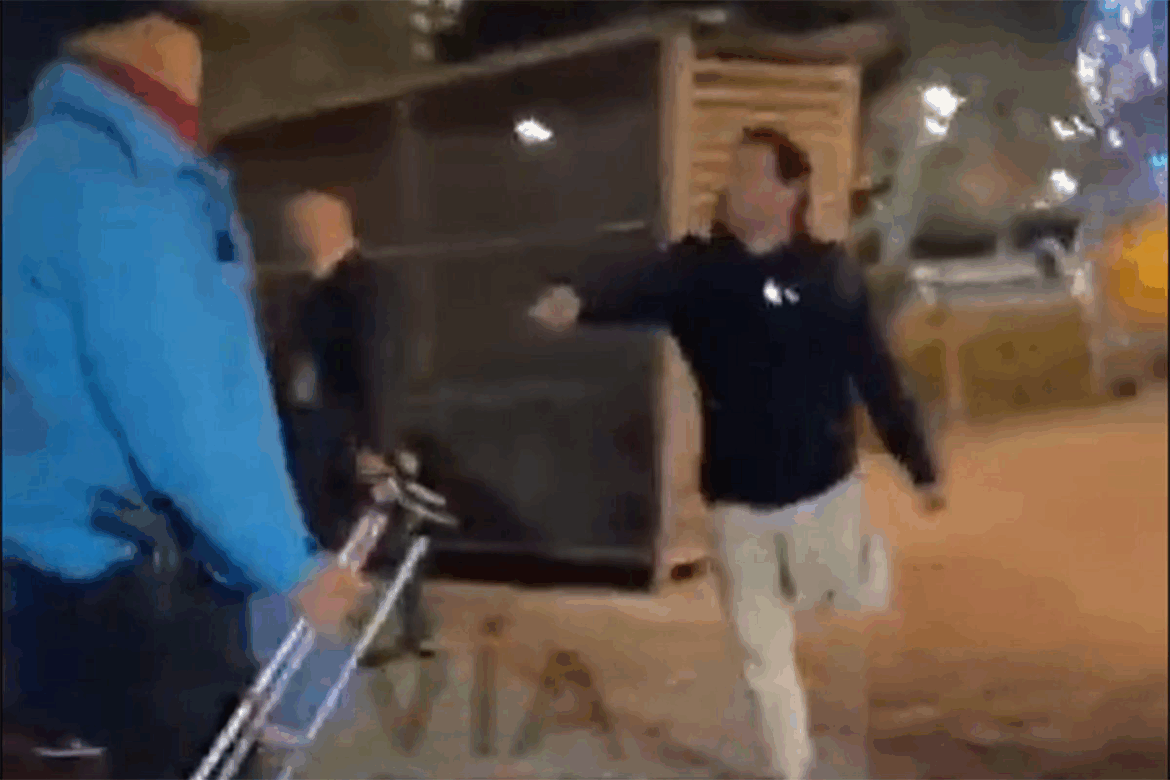 Indignante accionar policial en Puerto Madero: le quitaron las muletas a un vendedor con discapacidad