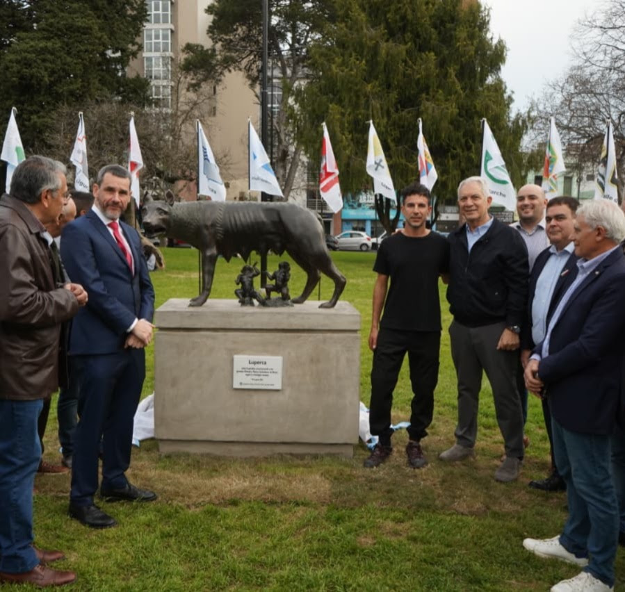 La Plata: El Municipio y la comunidad italiana presentaron la Loba Capitolina en Plaza Italia