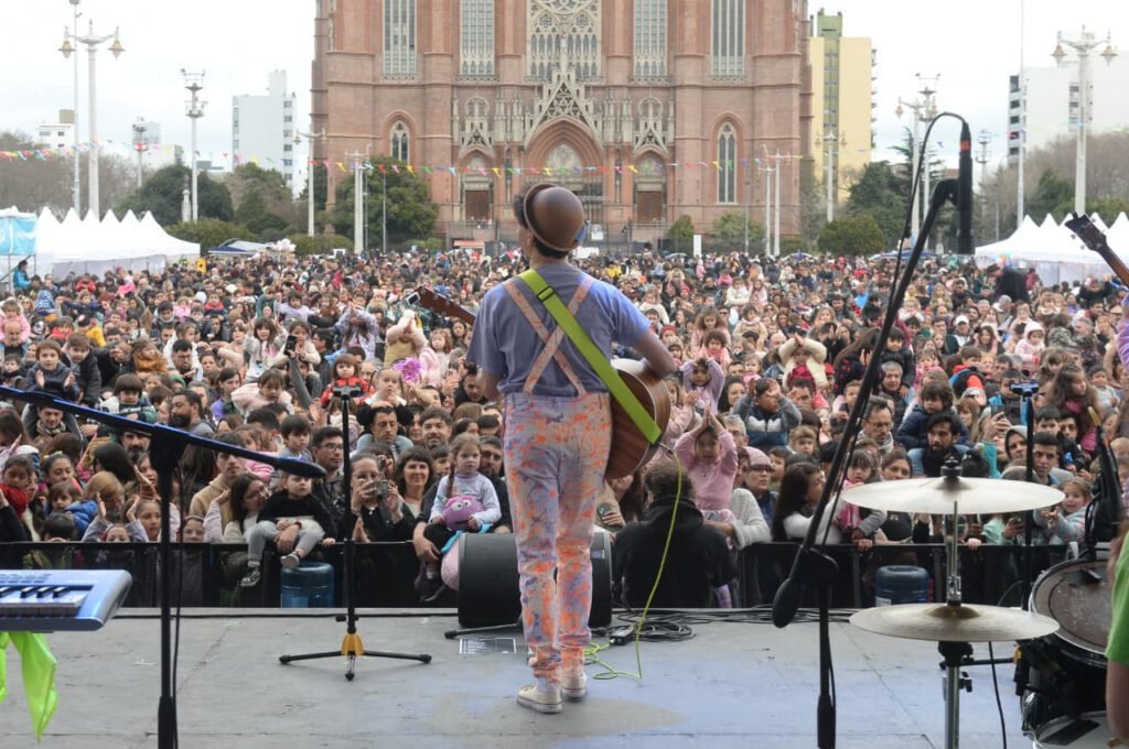 Plaza Moreno se llenó de color en la segunda jornada de festejos por el Día del Niño