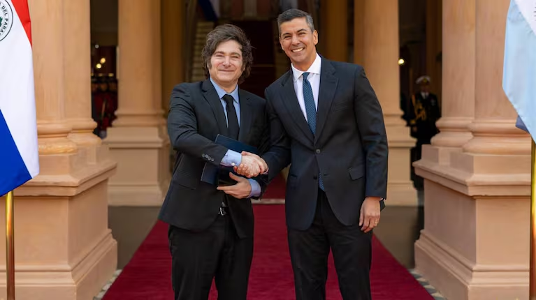 Milei viajó a Paraguay para reunirse con Santiago Peña y participar de una cumbre conservadora