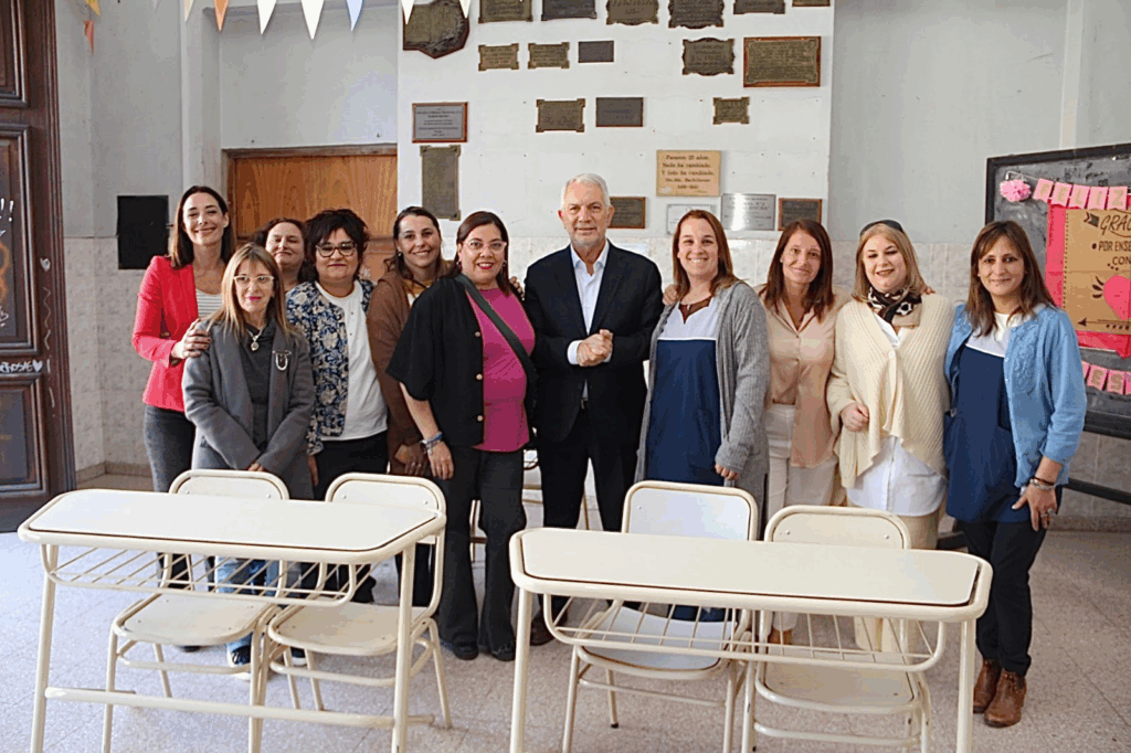 La Plata: Alak entregó mobiliario y visitó escuelas donde se realizarán obras para más de 1.400 estudiantes