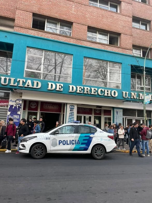Mar del Plata:🔥 Evacuaron la Facultad de Derecho de Mar del Plata por un principio de incendio