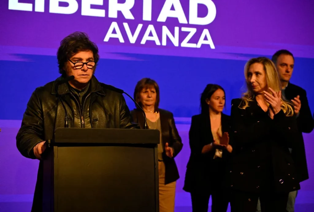 Milei desembarca en Córdoba con tono de campaña y apunta contra Schiaretti: «La Libertad Avanza o Argentina retrocede»