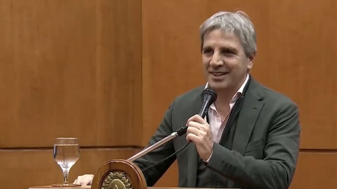 Caputo en modo guerra: “Vamos a vender hasta el último dólar” mientras el mercado se desploma