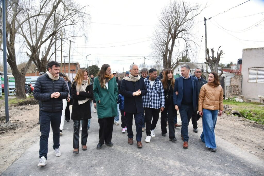 Alak y los candidatos de Fuerza Patria inician una maratón de obras y charlas con vecinos por los barrios de La Plata
