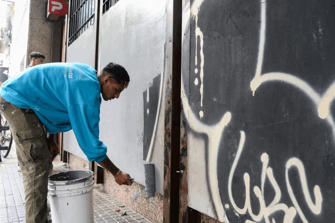 El Municipio interviene más fachadas y mobiliario con limpieza, pintura y trabajos de puesta en valor