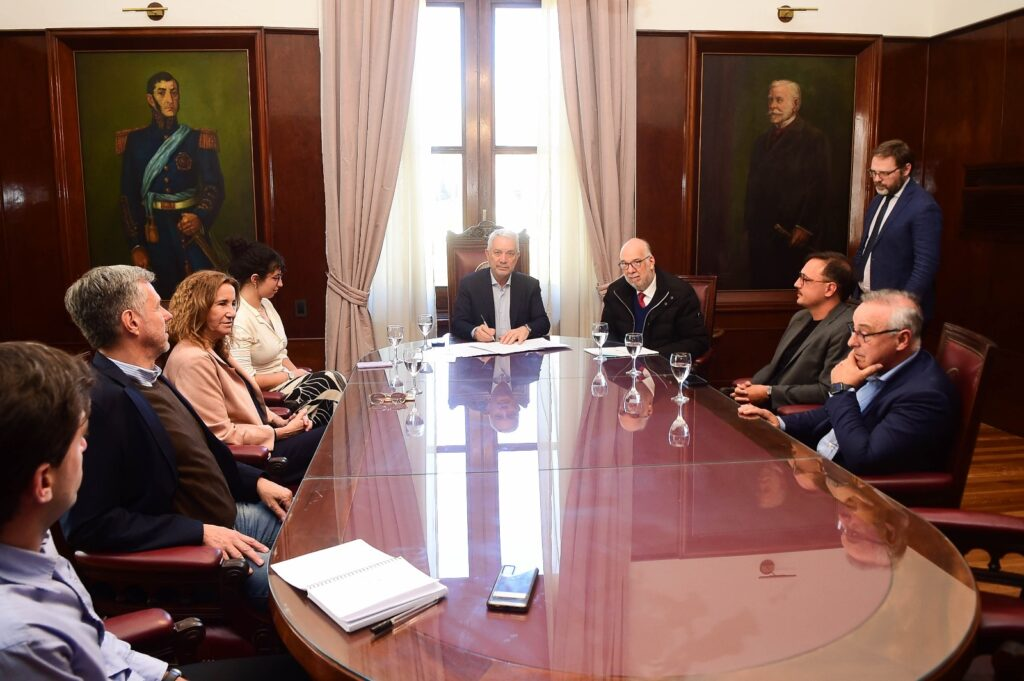 La Plata: Alak y la UNLP acordaron sumar médicos graduados de la Facultad de Medicina a los centros de salud de La Plata