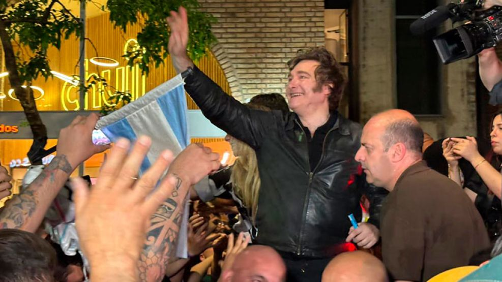 Milei cerró campaña en Córdoba con una caravana y respaldo a su rumbo económico