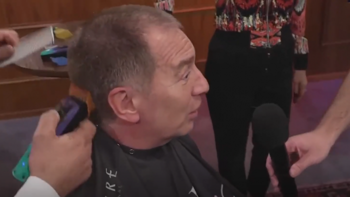 Diego Santilli cumplió su promesa de campaña y se rapó en vivo tras el triunfo libertario