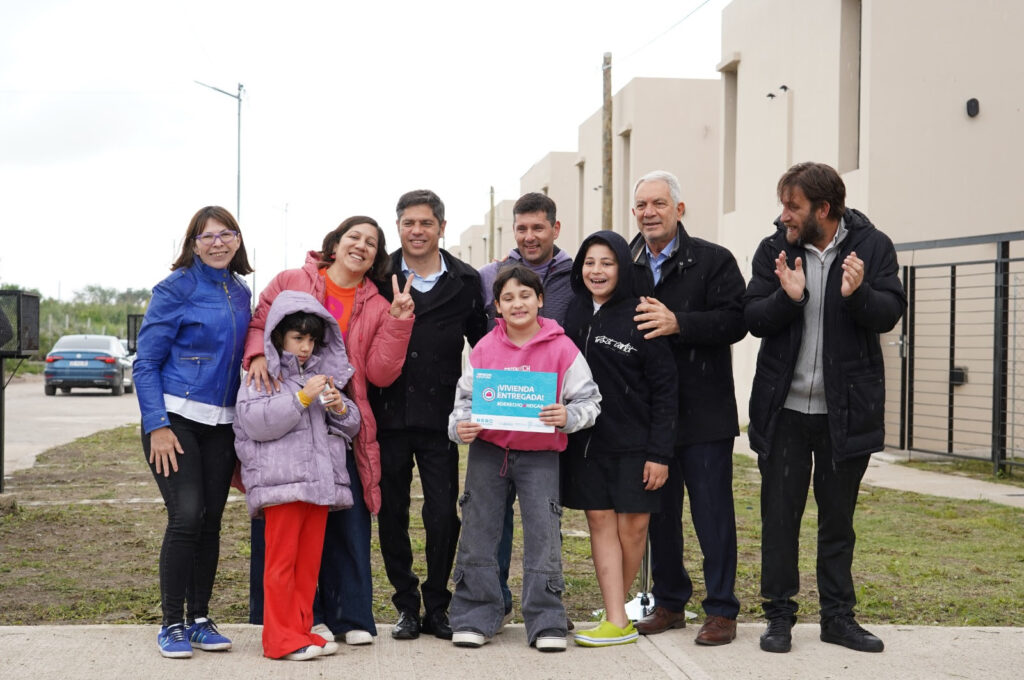 Kicillof y Alak entregaron viviendas a familias de Villa Elvira