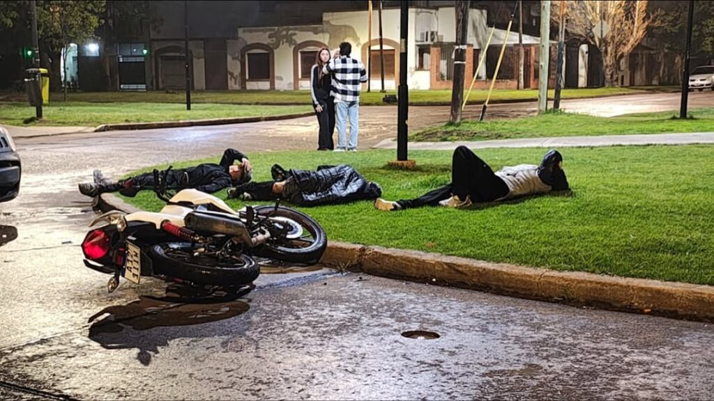 🚨 Robo, fuga y accidente: tres menores robaron una moto y chocaron durante la huida en La Plata
