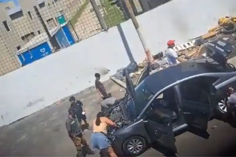 Seis adultos y dos menores desmantelaron un auto robado en plena calle en Lanús