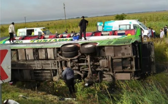Micro de pasajeros vuelca en la Ruta 2 a la altura de General Pirán